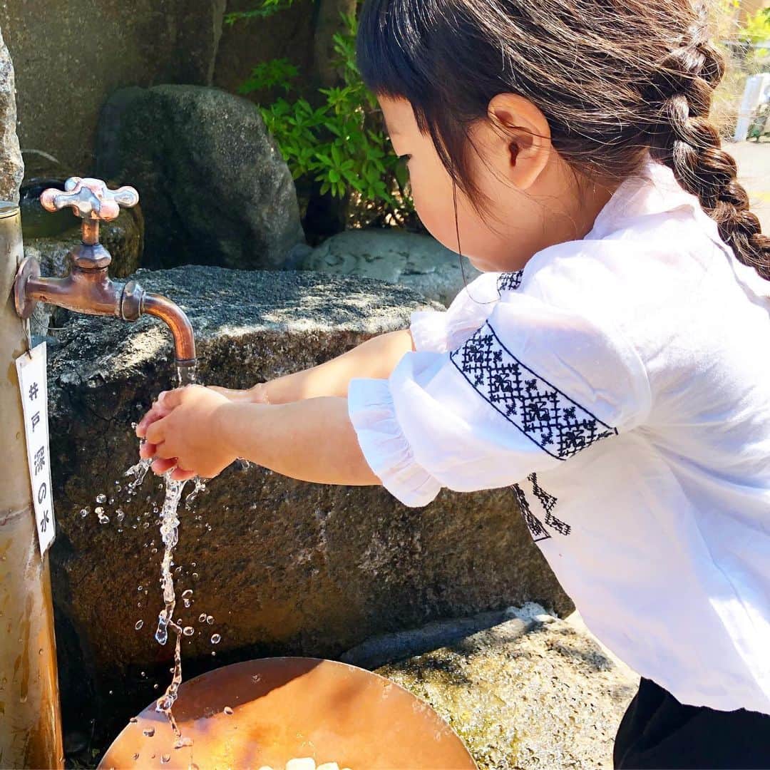 新井美穂さんのインスタグラム写真 - (新井美穂Instagram)「買い物は、お留守番を頑張ってくれていていつも笑顔で「いってらっしゃ〜い！」「おかえり〜！」と言ってくれていた娘だけど 今日初めて「やだー！！ハレちゃん、ほんとはひとりはいやなんだよー。」と泣いた。 。。。そりゃそうだよね。 まだ小さいもんね。見た目老けてるからついつい勘違いしちゃうけど（笑）  でも仕方ないんねんと諭すと 「なんでもコロナのせいかよー！」とキレられたけど（笑）頑張ってくれました。  今日は野川へ#お花摘み  こういう楽しみは#母娘の特権 だね🌼  #娘3歳10ヶ月」4月25日 14時40分 - arai_miho