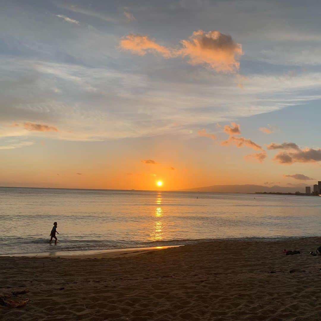 飯島寛子さんのインスタグラム写真 - (飯島寛子Instagram)「Nice sunset ゆるジョグ！ I am always with you🌷 #sunset #waikiki #ハワイ暮らし　#ゆるジョグ　#Aloha」4月25日 14時40分 - hirokoiijima