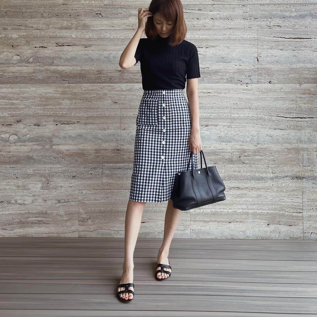 Shokoのインスタグラム：「＊Lifestyle＊ ♦︎ Home 〜Part 2♦︎ ・ The semi Lockdown we are having here in Singapore has just extended for another month. Although it’s a very challenging time for all of us, I know that we are all in this together and so we can get through it! ・ The grocery errand runs has reduced a lot and I try to come up with varieties of food with limited ingredients. ・ Since we need keep the food last longer, I’ve come up with ways to do so. Especially vegetables! I will share how I do that on My Story later. Hope it helps! ・ #stayhealthy #staykind #staysafe」