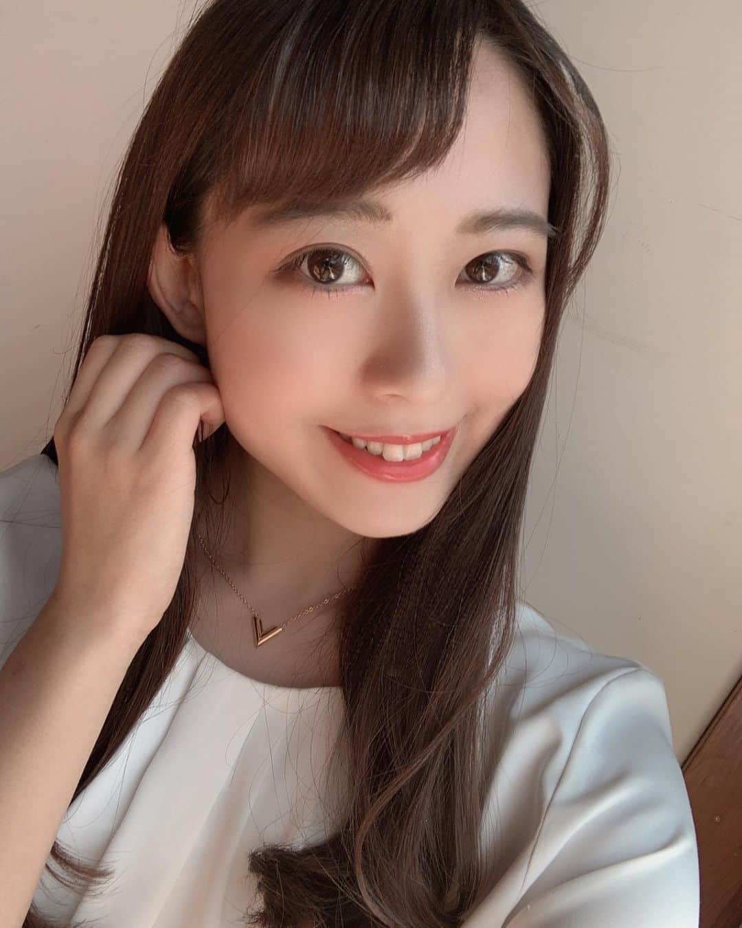 のインスタグラム：「オフィスカジュアルにもぴったりなネックレス〜♡ . . . @soleil_jewelry1995 さんに頂いたゴールドのネックレス✨ 私服にも、オフィス用のブラウスにも合いそうでヘビロテしちゃいそう♡ 早速来週月曜日のオンラインビデオ出社のときに使おうかな？笑 . . . #PR クーポンコードは「SOLE01」です❣️ . . . #soleil_jewelry #soleil_jewelry1995 #soleiljewelry #ネックレス #ネックレスコーデ #プチプラ #プチプラアクセサリー #ブラウス #ブラウスコーデ  #オフィスカジュアル #オフィスカジュアルコーデ #olコーデ #新社会人 #春から社会人  #ビジョビ　#天使と女神のハーフ #美女navi #ビジョフォ #ビジョラダ #美人名鑑　#美女ふぁいる　#ビジョグラム #ビジョビジョ #美女の宅急便 #被写体 #読モ #サロモ #サロンモデル #ol」