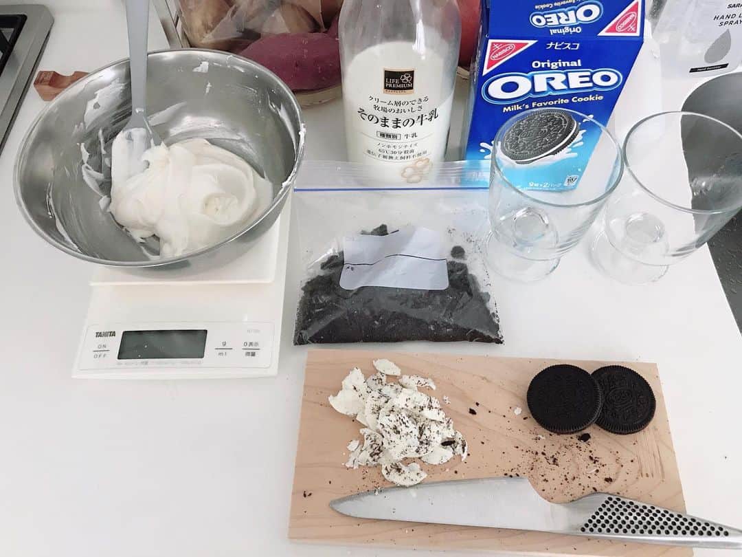 白井ゆかりさんのインスタグラム写真 - (白井ゆかりInstagram)「#OREO﻿ ﻿ 流行りの#オレオドリンク 𓍣﻿ ﻿ ﻿ recipe🥛﻿ ・オレオ﻿ ・牛乳﻿ ・生クリーム﻿ ﻿ ①オレオをクッキーとクリームに分解。﻿ クリーム部分は使わないから、あとで食べる。笑﻿ トッピング用のオレオを残しておく。﻿ ﻿ ②クッキー部分をざっくり砕き、グラスに入れていく。﻿ (ジップロック使わなくて充分)﻿ ﻿ ③牛乳を8分目くらいまで入れる。﻿ (しばらく置いておくと自然と層になってくれる。)﻿ ﻿ ④生クリームをもったりとゆるめに泡だてる。﻿ (クッキーが甘いから生クリームには砂糖入れなくて充分だけど、甘党の人はグラニュー糖少し加えても！)﻿ ﻿ ⑤生クリームをのせる。﻿ 絞り袋に入れたほうが綺麗に作れます。﻿ ﻿ トッピングしたら完成🥛✨﻿ ﻿ ﻿ ﻿ ﻿ #おうちカフェ #オレオ #オレオクッキーミルク #オレオフラペチーノ #おうちスイーツ #お菓子作り #おうち時間 #おうち時間を楽しもう #stayhome #stayathome #oreomilkshake﻿ #ikeaグラス #ikeaグラススイーツ #大理石テーブル #zarahome #クリーム層のできる牧場のおいしさそのままの牛乳 #ノンホモジナイズ #sos牛乳チャレンジ  #yukari_sweetkitchen﻿」4月25日 14時46分 - yukarealestate