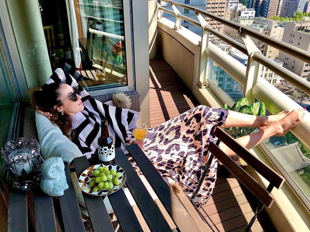 のインスタグラム：「My moment of peace while baby naps. I’m lucky, these days she easily naps 2-3 hours.  Also, so happy that my favorite drink is now available online to enjoy at home. 大好きなドリンクがオンラインで頼めて、家で楽しめるようになった！嬉しい🤩 @rococotokyo #rococotokyo  Wearing @sanctuaryclothing  https://rococotokyo.shop/」