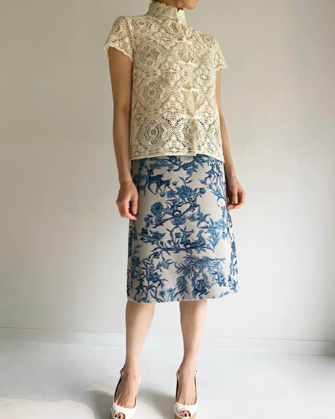 丸山敬太さんのインスタグラム写真 - (丸山敬太Instagram)「﻿ ﻿ KEITA MARUYAMAならではのチャイナブラウスと上品なミディ丈のトワルドジュイスカート。　﻿ ﻿ ミディ丈のスカートは、トレンド関係なく使える定番アイテム。美しいジャガード織のスカートは一枚できまる心強い味方。﻿ ヒールでもフラットシューズでも合わせやすい丈にデザインされています。﻿ サマーニットと合わせてカジュアルな着まわしもおすすめです。﻿ ﻿ ﻿ ✔︎ Toile de Jouy Jacquard skirt﻿ ¥43,000 +tax﻿ ﻿ ﻿ ﻿ お家でもぜひお買い物をお楽しみください。﻿ 早く当たり前の日常が戻ってきますように…。﻿ ﻿ ﻿ ーKEITA MARUYAMA WEB STOREー﻿ 🛒https://store-keitamaruyama.com/pc/﻿ ➡︎ @keitamaruyama_official ﻿ ﻿ ﻿ #keitamaruyama #stayhome #おうち時間﻿ #トワルドジュイ #toiledejouy #動物 #花﻿ #キャミ #ビスチェ #トップス ﻿  #spring#summer #fashion #flower﻿ #日本 #coordinate #happy #beautiful﻿」4月25日 14時48分 - keitamaruyama_official