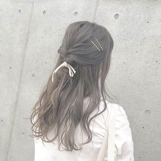 RiLiさんのインスタグラム写真 - (RiLiInstagram)「RiLi3周年アニバーサリーウィーク🎉🎉 本日のテーマは #RiLiっぽヘアアレンジ ❗ . フォロワーのみなさまに投稿いただいた素敵な作品たち🌼 たくさんの応募ありがとうございます😭🌷 . ここに載せきれなかったその他の応募写真は 👉 #RiLiっぽヘアアレンジ でCHECK😉 . . 🎁プレゼントキャンペーン🎁 RiLiオリジナルアイテムが15名に当たる😮❗ @rili.tokyo をフォロー＆対象のインスタ投稿に「いいね」するだけ💓 アニバーサリーウィーク開催中（4/20〜4/26）に 公開されたすべての投稿が抽選対象です。 たくさん「いいね」すると当選確率UP✌✨ この投稿も抽選対象なので、 ぜひ「いいね」して応募してね💌 . . Special Thanks💋 Photo by @__ai1030 @yuuuna_aa @kyrn_18 @maipy___ @riy.yp_love.j24 @pino_pino_155 @dear_softlycalm @chiena_1018 @mittan_0701 . . ※限定ステッカーの郵送は 5月中旬以降を予定しております💌 後日改めて、当選者にはDMを お送りいたします🍒🍈 . . #rili_3rd #ヘアアレンジ #簡単ヘアアレンジ #紐アレンジ #リボンアレンジ #お団子ヘア #ポニーテールアレンジ #編み込みヘアアレンジ #成人式ヘアアレンジ #結婚式ヘアアレンジ #二次会ヘアアレンジ #ハーフアップ #ラーメンマンヘア #ロングヘア #ミディアムヘア #ショートヘア  #おしゃれさんと繋がりたい #お洒落さんと繋がりたい #ファッション #ootd #홈카페 #홈카페스타그램 #옷스타그램 ##페션스타그램」4月25日 15時00分 - rili.tokyo