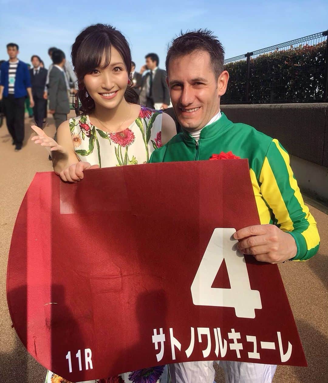 横山ルリカさんのインスタグラム写真 - (横山ルリカInstagram)「. 今夜20：00〜 【競馬予想TV!】👑 🌈サンスポ賞フローラS 🌈マイラーズC 予想バトル、ぜひご覧ください🏇 . 写真は、2018年にプレゼンターを務めさせていただいたフローラSにて💐 1着のサトノワルキューレに騎乗されていた、 ミルコ・デムーロ騎手と撮っていただきました🤗🌷 . #競馬予想TV . #フローラS #ミルコデムーロ騎手」4月25日 15時10分 - rurika_yokoyama_official