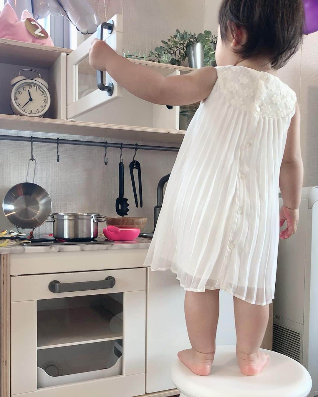那須久美子さんのインスタグラム写真 - (那須久美子Instagram)「華2歳の誕生日プレゼントはおままごとキッチン🎁  ずっとネットでどれにしようか悩んだけど、偽物でなかなか騙せない娘なので、一番本物っぽいのがいいなーと思い　@ikeajapan のおままごとキッチンにしました❗️ 届いたのは板がいっぱい💦  まさかの家具作るくらい大変な組み立てで、パパが2時間半かかってがんばってくれました❗️ 天板は我が家のキッチンに合わせて大理石風のカッティングシートを貼って、ちょっと高級感出たかな🤣✨ 小物類もEd.Interのお野菜&お魚セットに、ikeaのキッチンツールに、ACTUSで以前買った小物類を合わせて✨  私はパパが苦戦してる間に、今年は風船をいっぱい飛ばしたかったので、ヘリウムガスを購入して50個の風船を膨らましたよ🎈  夜な夜な作業は大変過ぎたけど、朝からの娘のはしゃぎっぷりに私も嬉しくなりました💕  義父母からは大好きな動物の　#dupro❗️ LEGOは想像力が付くから欲しかった✨  私の父母からは2wayになって長く使えそうな#scootandride ❗️ 色がとにかくかわいいくてオシャレ✨  どんな2歳になるのかな💕  私も成長していかなければ✨  2歳も家族みんなで楽しく笑っていられますように✨  #scootandride #dupro #lego #知育おもちゃ　#知育玩具　#お誕生日プレゼント　#ikea #actus #edinter #おままごとキッチン　#スクーター　#三輪車　#2歳の誕生日プレゼント #2歳児　#イヤイヤ期　#まねっこ　#真似っこ期」4月25日 15時08分 - nasu_kumiko