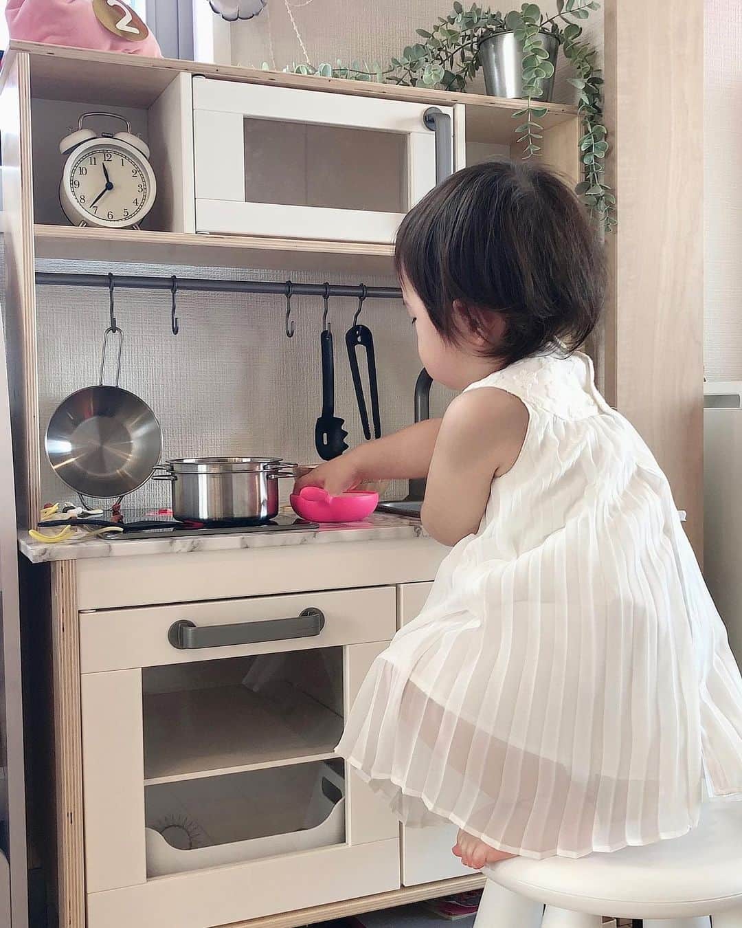 那須久美子さんのインスタグラム写真 - (那須久美子Instagram)「華2歳の誕生日プレゼントはおままごとキッチン🎁  ずっとネットでどれにしようか悩んだけど、偽物でなかなか騙せない娘なので、一番本物っぽいのがいいなーと思い　@ikeajapan のおままごとキッチンにしました❗️ 届いたのは板がいっぱい💦  まさかの家具作るくらい大変な組み立てで、パパが2時間半かかってがんばってくれました❗️ 天板は我が家のキッチンに合わせて大理石風のカッティングシートを貼って、ちょっと高級感出たかな🤣✨ 小物類もEd.Interのお野菜&お魚セットに、ikeaのキッチンツールに、ACTUSで以前買った小物類を合わせて✨  私はパパが苦戦してる間に、今年は風船をいっぱい飛ばしたかったので、ヘリウムガスを購入して50個の風船を膨らましたよ🎈  夜な夜な作業は大変過ぎたけど、朝からの娘のはしゃぎっぷりに私も嬉しくなりました💕  義父母からは大好きな動物の　#dupro❗️ LEGOは想像力が付くから欲しかった✨  私の父母からは2wayになって長く使えそうな#scootandride ❗️ 色がとにかくかわいいくてオシャレ✨  どんな2歳になるのかな💕  私も成長していかなければ✨  2歳も家族みんなで楽しく笑っていられますように✨  #scootandride #dupro #lego #知育おもちゃ　#知育玩具　#お誕生日プレゼント　#ikea #actus #edinter #おままごとキッチン　#スクーター　#三輪車　#2歳の誕生日プレゼント #2歳児　#イヤイヤ期　#まねっこ　#真似っこ期」4月25日 15時08分 - nasu_kumiko
