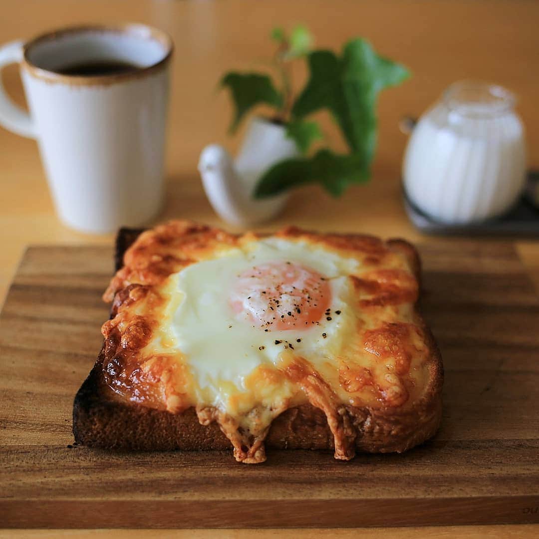 く～のインスタグラム：「こんにちは☺️ 前々回の投稿を見た夫が食べたいと言うので作りました。  私はよく焼きたい派なのでしっかりめ。ミミが若干焦げたのはお許しを😀。美味しいしハマります。 . .  今日からステイホーム週間。通常のGWは都内のイベントに行く事が多かったけど、今年は当たり前だけど自宅で過ごします。私も夫も合間に出勤しなければならないのが辛い所。  しかし、このウイルスが出てから色々な事が見えてきますね。不安も沢山あるけど、色んな工夫や知恵を絞って行けることも見えてきました。そして人の本性や価値観もはっきりしてきて、これから大事にしたいと思う人がよく見えてきました。  辛抱の時ですが、乗り切るぞ❗ #おうち時間  #おうち喫茶 #おうちカフェ #パン #トースト #コーヒー #あさごパン #美味しい #週末 #珈琲 #朝食 #coffeetime #coffee #coffeelover #breakfast #foodphotography #foodpic #foodlover #bread #igersjp #tokyocameraclub #delicious #yummy #stayhome」