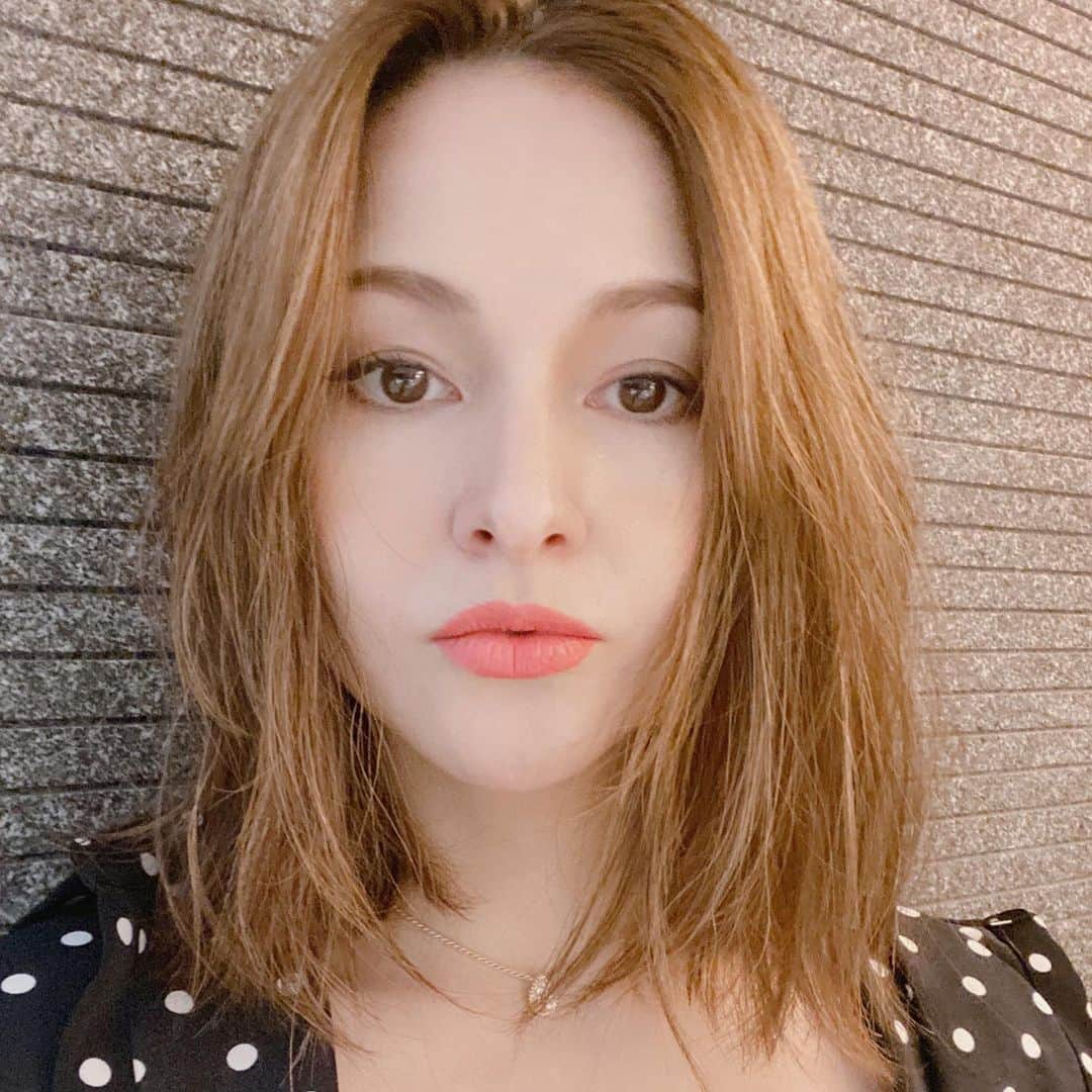 橋本麗香のインスタグラム：「お家時間でも メイクして、リップ塗って❤️ そう言う小さな事が 自分の幸せ度を上げてくれる🥰 ． 私は3色持っている 本当に素敵な色味と質感の@coel_y リップ @youn1029 の愛が詰まってる💄🙏🏻 ありがとう❤️❤️❤️」