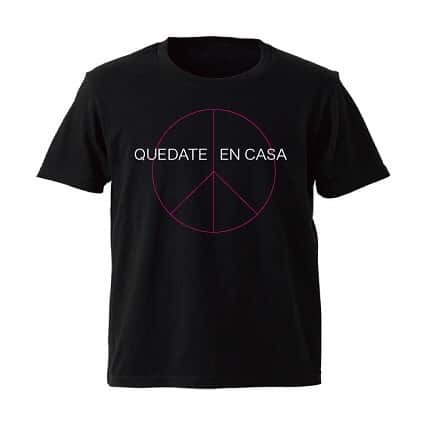 城田純さんのインスタグラム写真 - (城田純Instagram)「リクエストいただいたブラックバージョンつくりました！ （Twitterアカウントで、自粛企画でフォロワーの皆さまと一緒にデザインしたTｼｬﾂです） ・ 「QUEDATE EN CASA」Tシャツ （スペイン語で自粛しよう） ・ Tｼｬﾂ1枚の売上げにつき布マスクを1枚つくって本当に必要としてる方にプレゼントしたいと思います。 ・ ちなみにTｼｬﾂを購入する方でマスクが必要な方は備考欄に書いてください。マスクの画像の色の中から好きな色も選んで書いてください。 ・ ↓詳細申込（Twitterアカウントからスムーズにとべます） https://business.form-mailer.jp/fms/4127fc84120776」4月25日 15時14分 - junbopeace