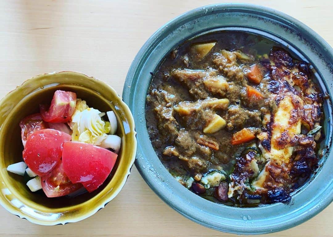 ただすけのインスタグラム：「ウルトラ手抜き☺️ カレーポテトグラタンに変貌、そして洗い物減らしでピクルスとトマトのオイル漬けを一皿で重ねたら名も無き美味しいものに。 夜も楽しちゃおうかな〜🤤」