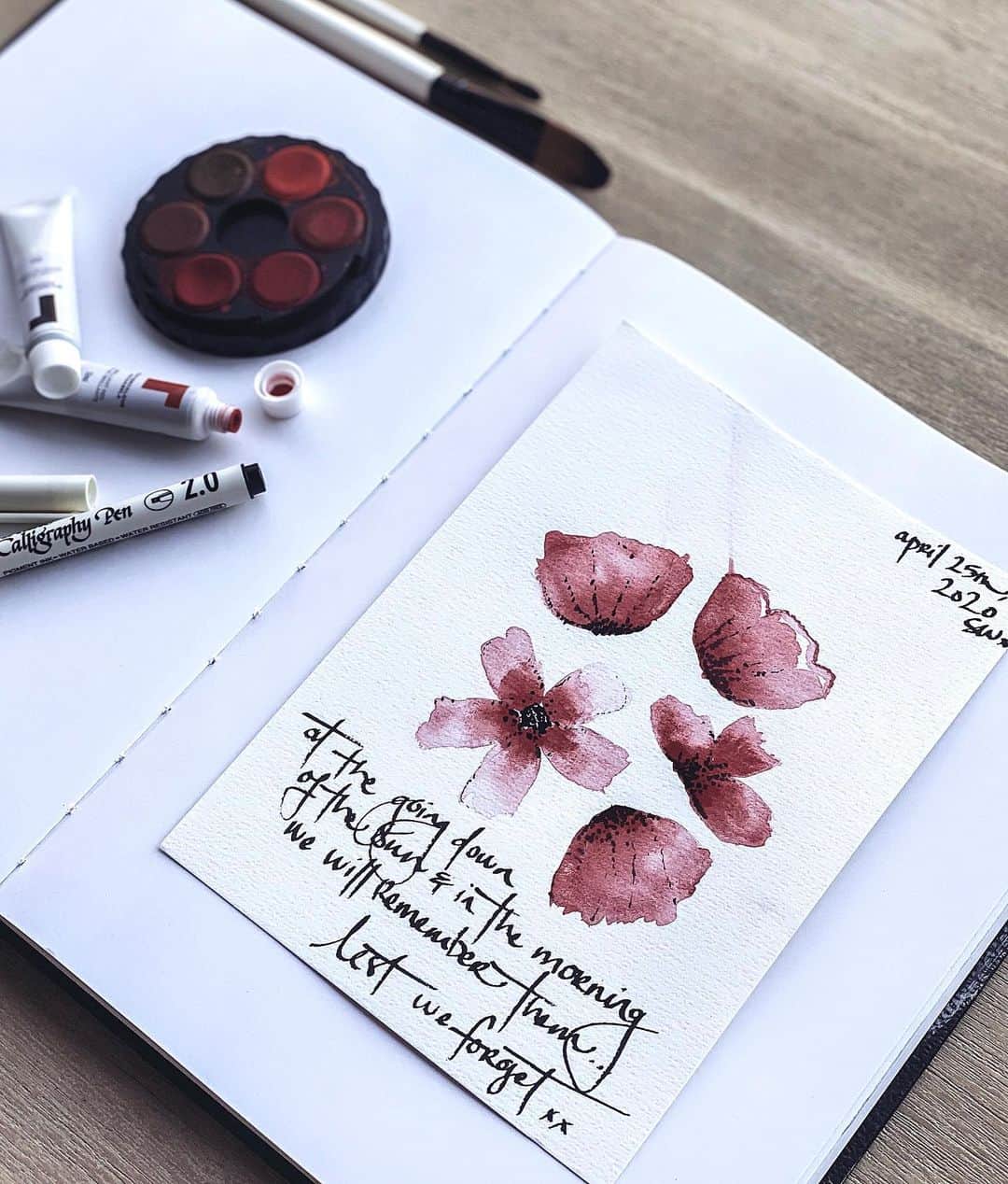 サマンサウィルスのインスタグラム：「Thank you to all our service men and women. We celebrate you today and are grateful for all you have given us, everyday. ⠀ ⠀ Going to post this to my Nanna for her to put next to the framed photo she has of my Grandfather in his uniform. ⠀ ⠀ Lest we forget.」