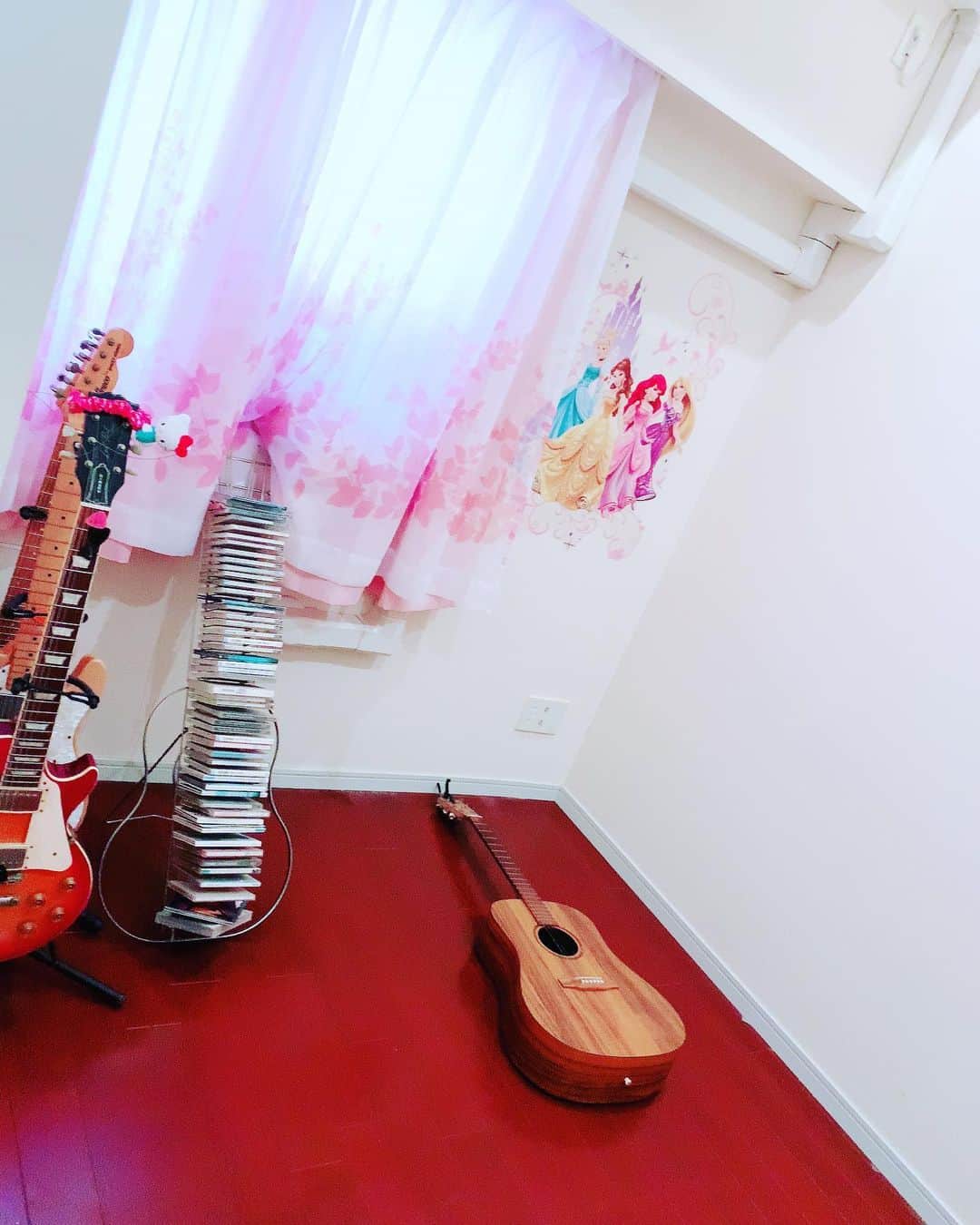 Re：NOのインスタグラム：「実家にギター取りに来た。 カランとした自分の部屋が寂しい💃🏼」