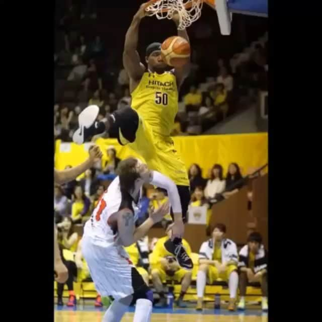 アイラ・ブラウンのインスタグラム：「This was the most vicious tip dunk of my career so far! @blackcat1115 thank you for the memory!! I jumped over my guy! 6'10 no problem! 😤😤 #hitachi #savage #tipdrill  #texasboy #japan #tbt #glorydays #prime #dunk」