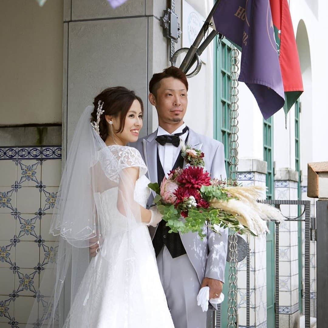 ホテルモントレウェディング【公式】 のインスタグラム：「♥ @montereyweddingをフォローして 『 #モントレ花嫁 』『 #ホテルモントレ』の タグをつけて投稿してくださいね＊*. . 💒👰ホテルモントレ長崎 @monterey_nagasaki #卒花嫁 @aoi_wd921 さまより 素敵なお写真をリグラムさせていただきました！ . 季節感のあるウェディングブーケ✧* 館内の雰囲気と合ってGood♡ . ——————————. ◆ブライダルフェア予約はこちらをcheck＊* http://bit.ly/2MY1K9u ◆ホテルモントレ長崎の公式HPはこちら* https://www.monterey-wedding.jp/nagasaki/ ——————————. . #ホテルモントレ長崎 #モントレ長崎 #長崎 #nagasaki #モントレ #モントレ花婿 #プレ花嫁 #卒花 #weddingdress #プラコレ #ウエディングニュース #marryxoxo #wedding #dress #結婚式場 #日本中のプレ花嫁さんと繋がりたい #ブライダルフェア #結婚式 #パーティ #披露宴 #2020年春婚 #2020年夏婚 #2020年秋婚 #2020年冬婚 #ホテルウェディング」