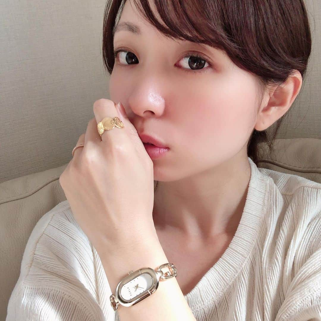 筧沙奈恵さんのインスタグラム写真 - (筧沙奈恵Instagram)「子どもたちは、2時くらいから6時まで平気でおうちの前で遊んだりすることも👧👦 ・ 「長い〜😭」と思うこともよくありますが、こんなに毎日長時間子どもたちと遊ぶこともないし、一緒に鬼ごっこやかくれんぼをしたり、サッカーをしたり水風船を投げ合ったりと遊びに参加しています。 ・ こまめに時間を確認するので、腕には届いたばかりのFURLAの腕時計を💐 ・ 丸みのある上品なデザインで、肌馴染みのいいゴールドがお気に入り😌 ・ @the_platinum_select ・ #theplatinumselect #furla#furlawatch#フルラ#フルラ時計#locari加治ひとみ着用　#腕時計　#おうち時間　#手元くら部」4月25日 15時35分 - sanaekakei