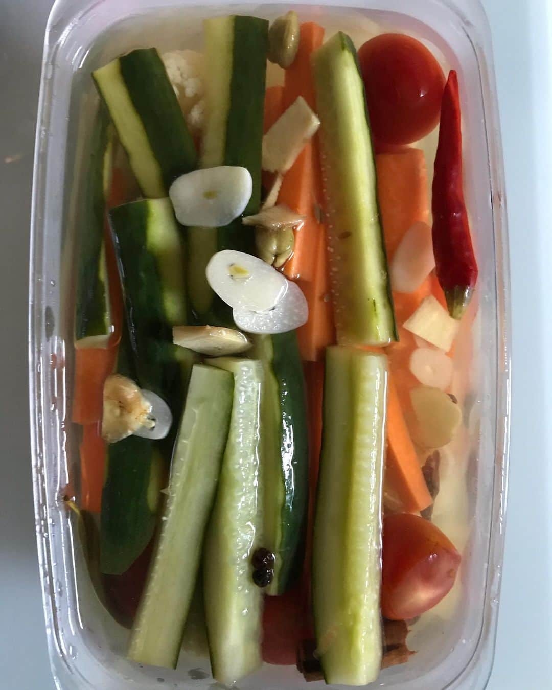 のインスタグラム：「Spicy pickles 🌶 ほんのりカレー風味のスパイシーなピクルスです。 材料（ピクルス液600ml分） ●水450ml ●リンゴ酢150ml ●はちみつ大さじ3 ●塩小さじ4と1/2 ●鷹の爪1本 ●ニンニクスライス一片 ●しょうが千切り（スライスでも良い）2分の1片 ●黒胡椒10粒 ●ローリエ1枚 ●クミンシード2振り ●カルダモン（ホール）2つぶ ●シナモン3cm ●八角１つ きゅうり1本 にんじん小1本 ミニトマト8個 カリフラワー4房  作り方 ①カリフラワーは小房に分け、分量外の酢を少し入れた水で硬めに茹でておく。ミニトマトは竹串で2、3カ所穴を開け、にんじんときゅうりはスティック状に切る。  ②●の材料を全て鍋で煮立て、にんじんときゅうりを入れすぐ火を止める。 ③全ての野菜を容器に詰め、粗熱が取れたらピクルス液を流し込み冷蔵庫で一晩置く。 出来上がり♡ 酸味の少ないマイルドなピクルスのレシピですので、酸っぱいピクルスがお好みでしたら酢の割合を多くすると良いですよ。 リンゴ酢がなければ米酢でも構いません。 ●の材料の中のクミンシードから下のスパイス、にんにく、しょうががカレー風味になるポイントですので、無ければ普通のピクルスになります。 野菜はお好みのもので構いません。硬めに茹でたオクラや生のパプリカを入れても美味しいです。  お試しあれ〜♩ #cuisinekaori #カリンズキッチン  #stayhome #japan #japanese #yolo  #instagood #instadaily #tflers #modeling #model  #dietitian #organic #オーガニック #管理栄養士 #食事相談 #ダイエット #野菜ソムリエ #美容 #美活 #おうち時間 #レシピ #つくりおきおかず」