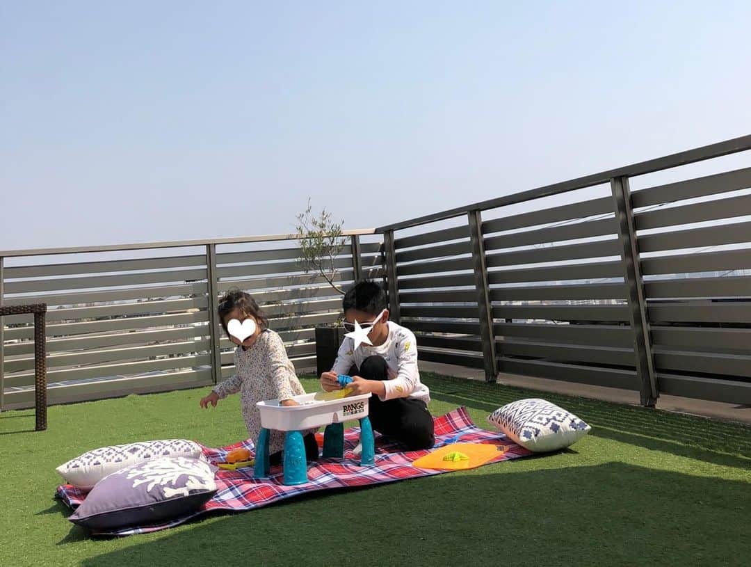 林香里さんのインスタグラム写真 - (林香里Instagram)「・ ・ いいお天気の日は太陽浴びて日光浴🌞 息子が使っていた懐かしのキネティックサンド 出してきて妹と同じテンションで遊ぶ兄👦🏻。 いや、むしろ兄の方が楽しんでるw🤣  #stayhome#kids#family」4月25日 15時50分 - kaori_hayashi1203