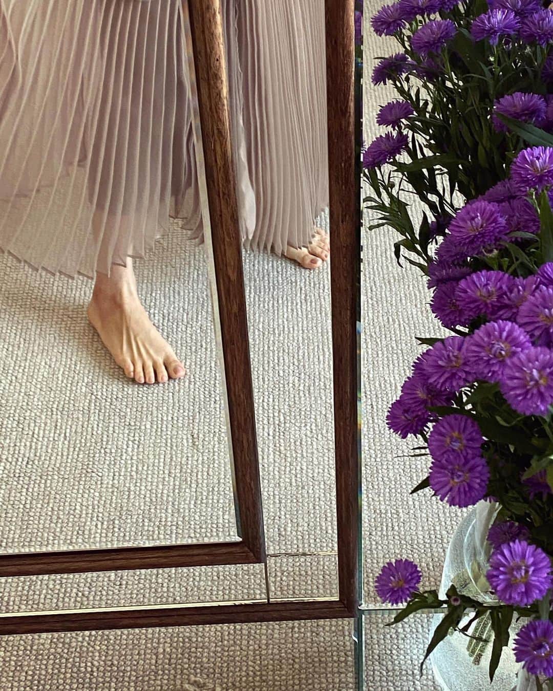 風間ゆみえのインスタグラム：「お家のなかでもお洒落楽しみましょ。  こんなときだからと言うわけでもないのですが、着るものでその日のアティテュードが変わる。今はそれがより感じられる。  @stylings_official  @la_marine_francaise_official  @naoten10  2020/4/25  #yumie_k_style」