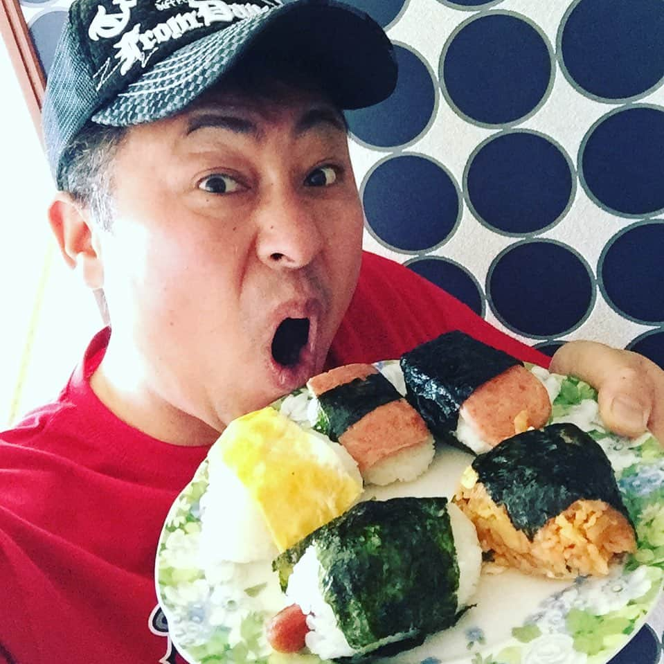 岩本勉さんのインスタグラム写真 - (岩本勉Instagram)「高木豊さんから『おにぎりバトン』が来たやんかぁ♪( ´θ｀) アッシはお腹ぺこぺこで用意したから キムチチャーハンおにぎり スパムおにぎり 日ハムソーセージおにぎり 玉子ソーセージおにぎり 海苔は全て韓国海苔で盛りだくさんやで(๑˃̵ᴗ˂̵) いっぱい食べて免疫力アップやで！  次のおにぎりバトンは、  アイススケートの八木沼純子さん^ ^ センスに期待！(*´∇｀*) 侍ジャパンの投手コーチ建山義紀さん^ ^ 家族でトライしてくれるでしょう(´∀｀=) そして相撲芸人のあかつ君やで^_^ パワフルなおにぎりやろなぁ(*´∀`)♪ #おにぎりバトン #八木沼純子 #建山義紀 #あかつ」4月25日 15時58分 - gun18gun18