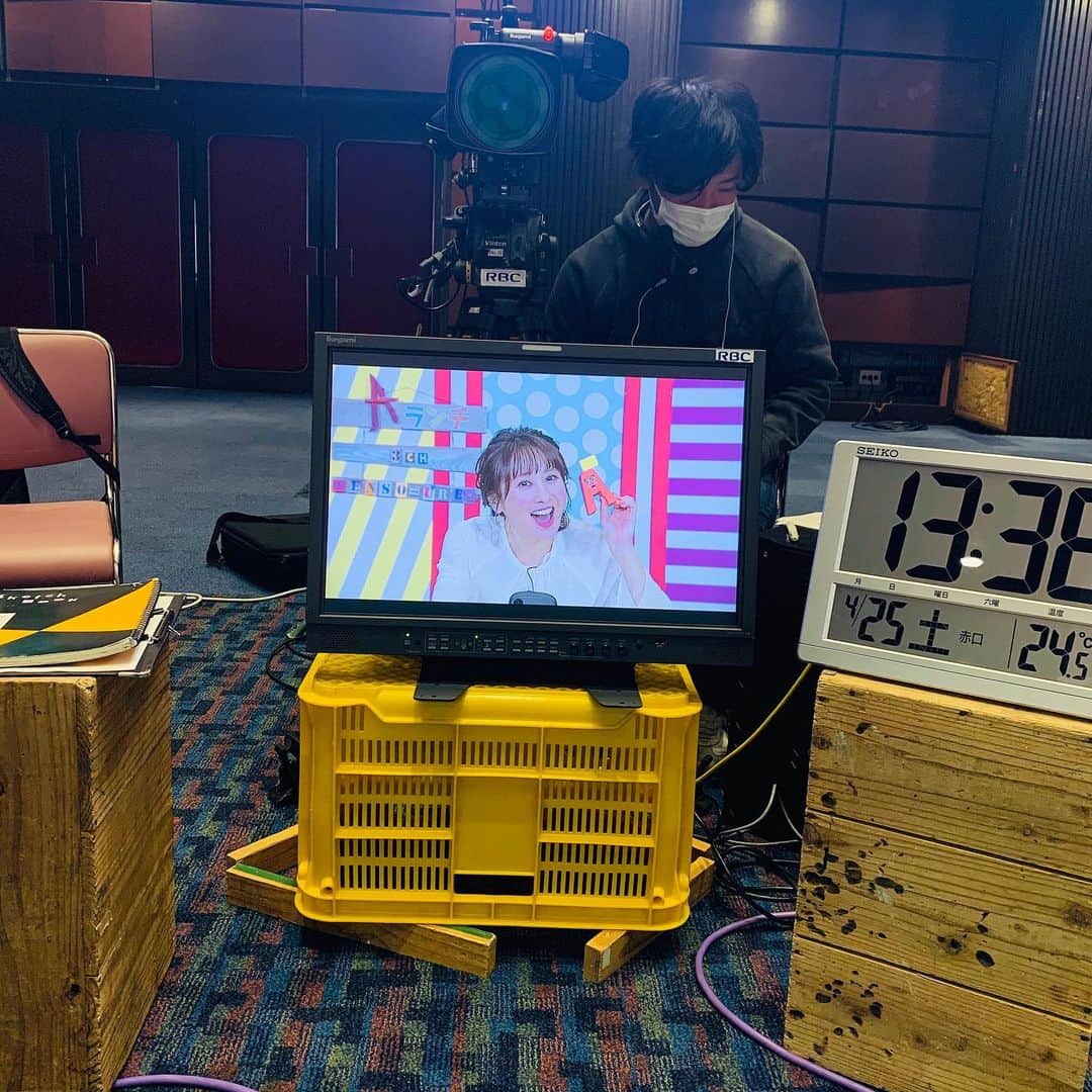 糸数美樹のインスタグラム：「わたしの視界👀 .  今日も生放送ありがとうございました！ 毎日変わる情勢にわたしの要望を聞いてくれ、毎回臨機応変に対応してくれるRBC、Aランチチームには感謝です🙇‍♀️✨. .  今日もたくさん笑って免疫力あがった気がする⤴︎ . わたしはメディアという媒体を使ってみなさんに少しでも穏やかで楽しい時間をお届けできればと思っています。. .  それが今いちばんわたしがやりたいこと、やれることかな。. .  言いたいこと思うことみんないっぱいあるはずだけど、まず"自分ごと"としてできることをしていきませんか？. . 過酷な医療現場で尽力されているみなさん、必要があって不安な気持ちをかかえながら働いているみなさんを守るためにも、そしてなにより大切なあなたの命を守るためにも今日のあなたのその行動がとっても大事だと思うのです。. . 今は辛抱の時期。みんなで一緒に乗り越えて行きましょう。今頑張れば、辛抱強く耐えれば1日も早い終息が待ってるとわたしは信じています。. .  そんな中、今日は沖縄の芸人さんたちに最高に笑わせてもらってとっても幸せな気持ちになりました。ありがとうございました！！ エンターテインメントって最高ですね☺️♥️」