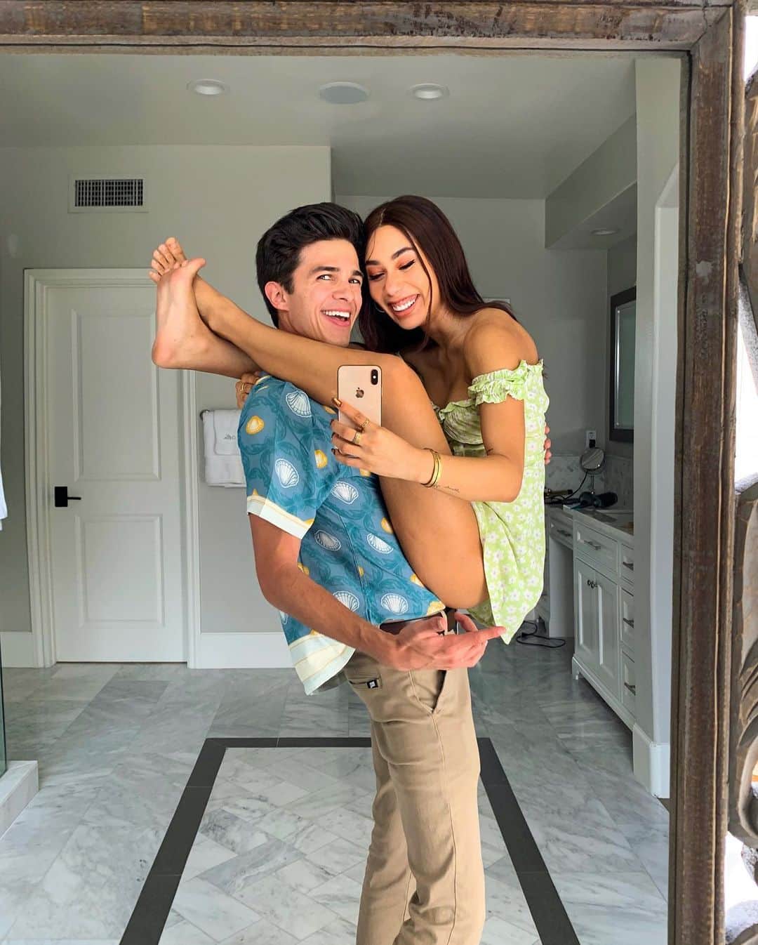 Brent Riveraのインスタグラム：「She won’t stop climbing on me😊😂」