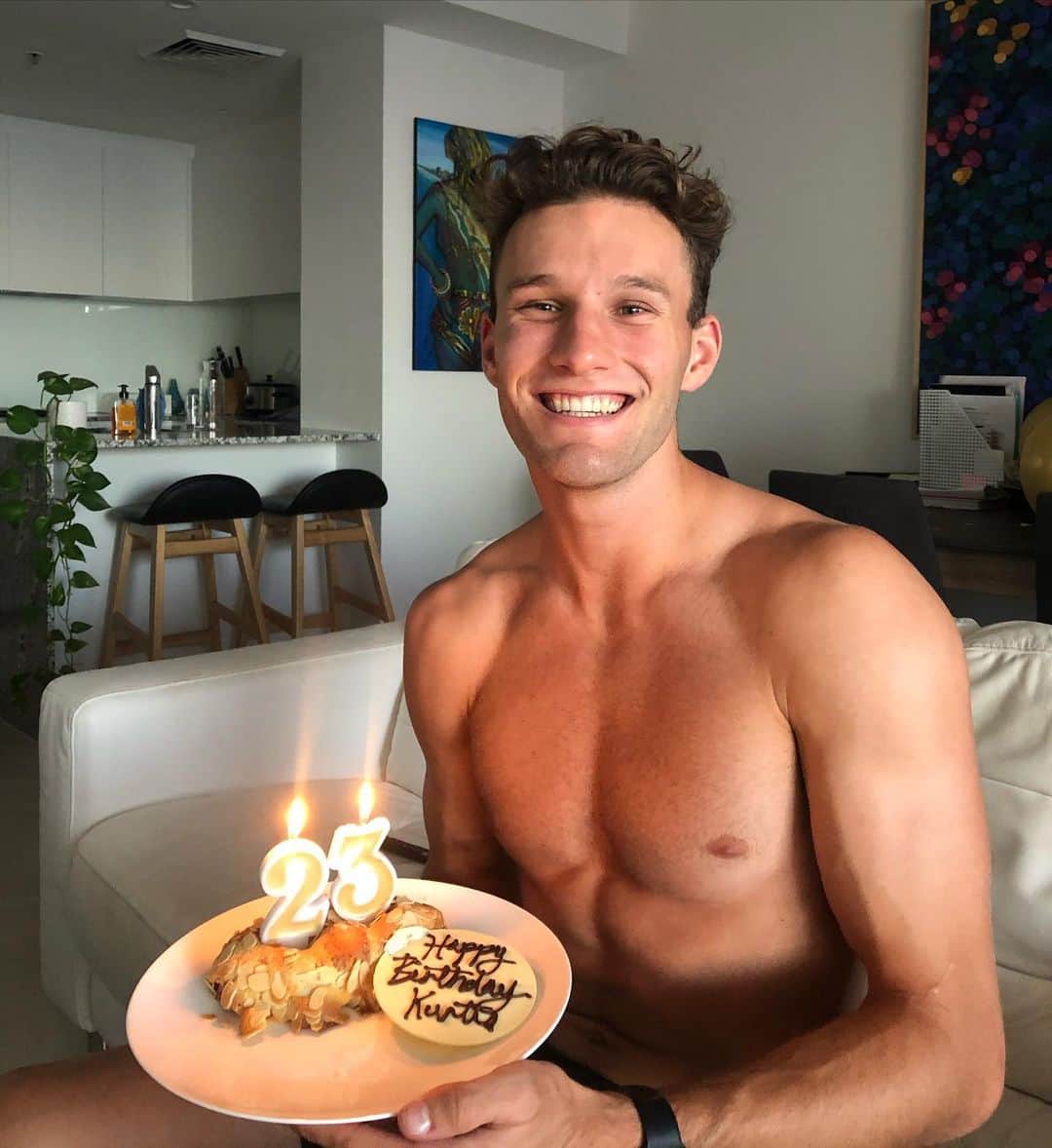 カーティス・マーシャルのインスタグラム：「Iso birthday be like 🎈」