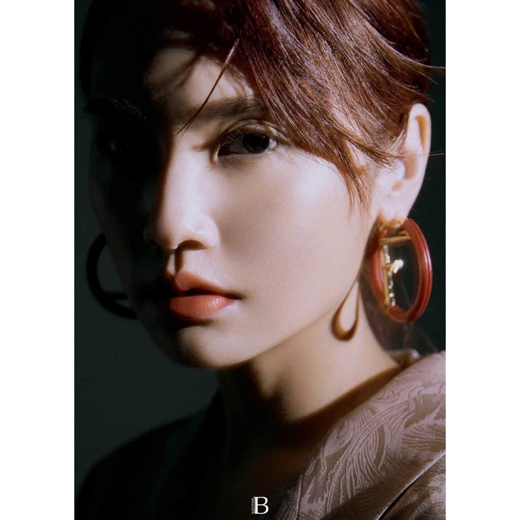 のインスタグラム：「🖤 久違的雜誌照Part 1 BLUE CHARM  出品人：劉碩Leo 執行主編：Arianna米星星 攝影： @choumophoto  造型：E.Y 化妝： @carlin_chen  髮型： @zoom_rick  影像：Lynn 藝術監制：杜鴦」
