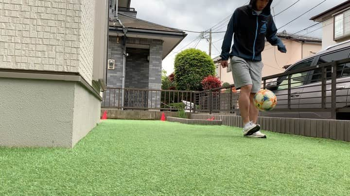 堀米勇輝のインスタグラム：「今日は合わせ技です⚽️👍 みなさんやってみてねー！！ 天気がいいですけど ステイホーム頑張りましょう！  #家にいよう #密は避けよう  #リフティング #8」