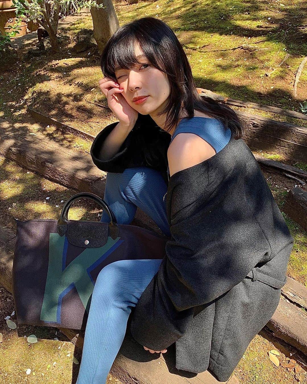 きなりのインスタグラム：「Longchamp @longchamp のカスタム出来るトラベルバッグが届いた☺️ 何種類もある色とロゴを組み合わせて自分の好みに作れてしまうの〜！わたしはひとり旅が好きで色んな国にふらっと行くので、その時にこのくらい大きなバッグが欲しかった！機内用にも便利だし、何よりもオリジナルで作れるから他の荷物に紛れ込んでも目立つね👏 今はこんな時なので、いつまた大好きな旅に出られるかわからないけれど、楽しみは先にとっておいて、今のうちからこの国にはこんなファッションを…なんて想像して遊んでみてます✈️🌏 @fumietanaka_jp のセットアップが着心地良くて長旅でもお洒落に変身できるので最高だなあと思いました！ バッグからトータルコーディネートして、はやくまた色んな国で生活してる友達に会いに行きたいな🔥 #MyPliage #ロンシャン」