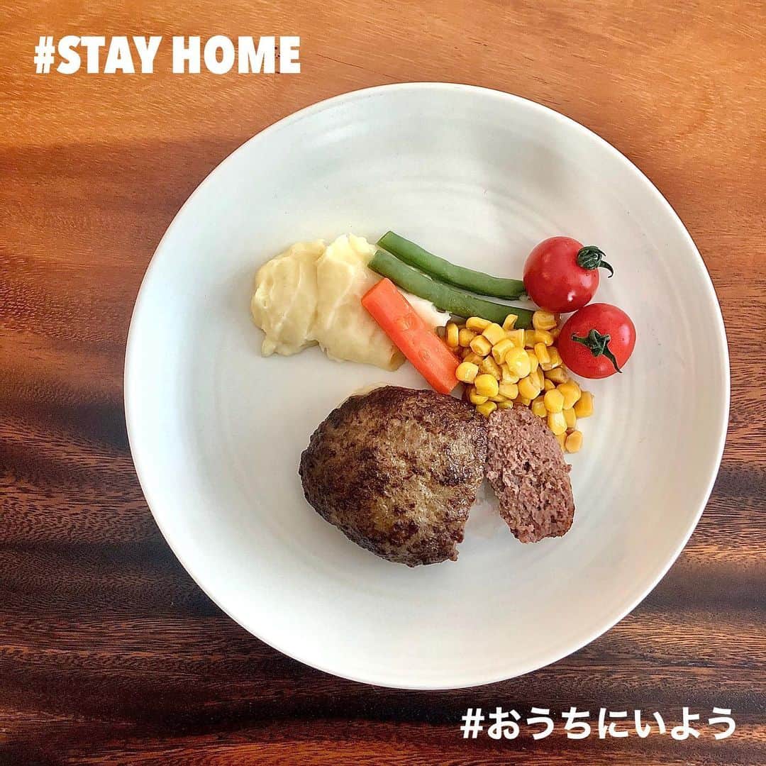 百瀬俊介のインスタグラム：「#stayhome 週間ということでおうち時間はどんな過ごし方をしてますか？ 楽しい食事もおうちで過ごす為の大事なひととき☝️ たまにの手料理もいいものです👨🏻‍🍳🥕🥔🥦🌽🍅 メインはハンバーグ🐃😋 サイドメニューは蒸し野菜にマッシュポテト！ マッシュポテト…めっちゃ簡単にできるって知ってました？ ジャガイモ一個を一口サイズに切り水にさらしたら耐熱皿に移しラップしてレンジで5分〜6分。 あとはフォークでつぶし牛乳大さじ2杯入れたらなめらかになるまで混ぜて塩、コショウをかけて好みの味に整えます！ それで簡単マッシュポテトのできあがり🙌🙌🙌 #ポテトパワー #炭水化物 #簡単レシピ #マッシュポテト #おうちご飯 #食物繊維 #カリウム #ビタミンC #ポテトアンバサダー」