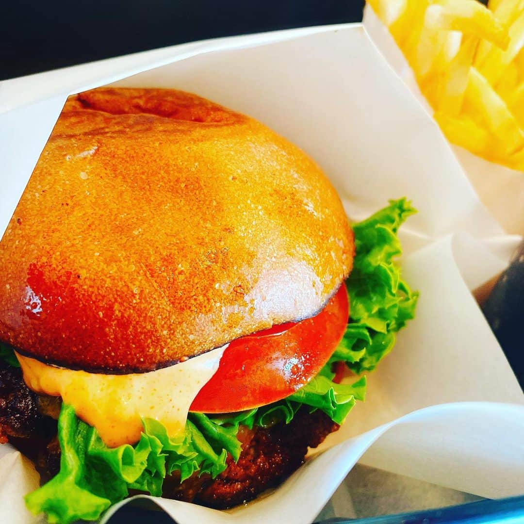 本間昭光のインスタグラム：「お持ち帰り的な。  #ハンバーガー #たまに食べたくなる」