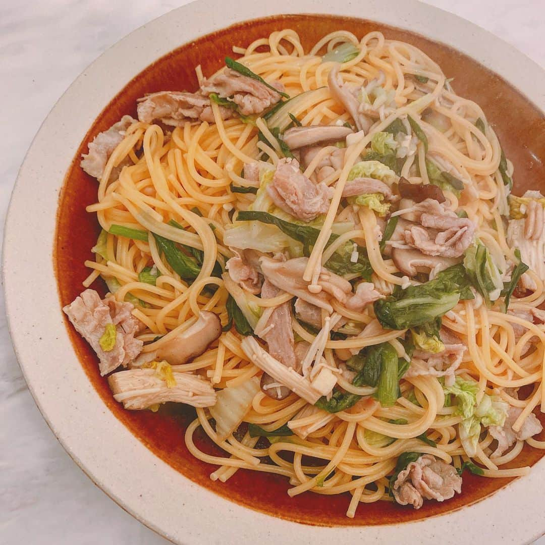 菊地亜美さんのインスタグラム写真 - (菊地亜美Instagram)「. うちの食卓よくパスタがでがち🍝 夫がニラとか野菜が入ったパスタ大量に食べたいとリクエストだったので、 豚肉、ニラ、白菜、えのき、椎茸、舞茸の醤油ベースパスタ。 あるもの野菜なんでも入れ込み😂🥬🍄🥩 味付けはバター、醤油、刻みニンニク、味の素、塩胡椒、などなど適当😛 #あみずきっちん #おうちごはん」4月25日 16時16分 - amikikuchi0905