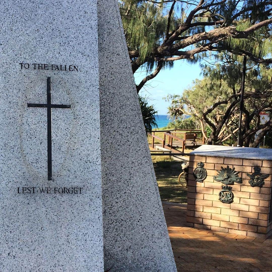シャーニ・ヴィンソンのインスタグラム：「To the fallen. Lest we forget 🇦🇺✝️🇳🇿 #AnzacDay」
