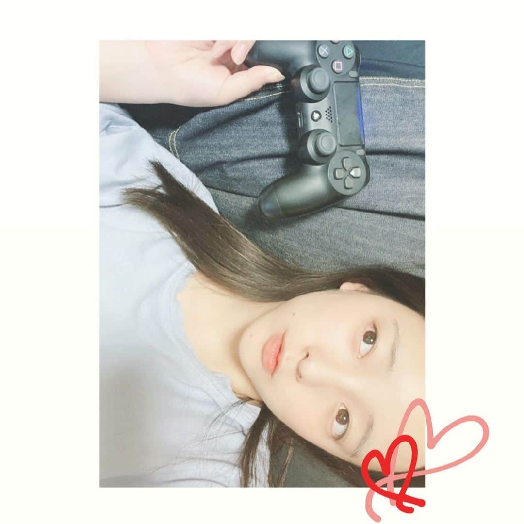 平原歩のインスタグラム：「日焼け止めもコンタクトもしない日々。肌も目も休憩🌱  かれこれ5年くらいファンデーション塗ってません。 ファンデーションをやめてからお肌が息してる感じで、どんどん良くなっていくのでオススメです🌱 ファンデーションやめたてのときはカバーできてない気がしてそわそわするけれど、キールズのトーンアップする日焼け止め＋コンシーラが優秀なので厚塗りにならずナチュラルに白くなって良い⛄️ もう10本くらいリピートしてる♪ オススメです🌱  おでこひろすぎて、、、。。。 今日もハンターです🎮  #モンスターハンターワールドアイスボーン  #おうち時間 #stayhome  #キールズ #kiehls」