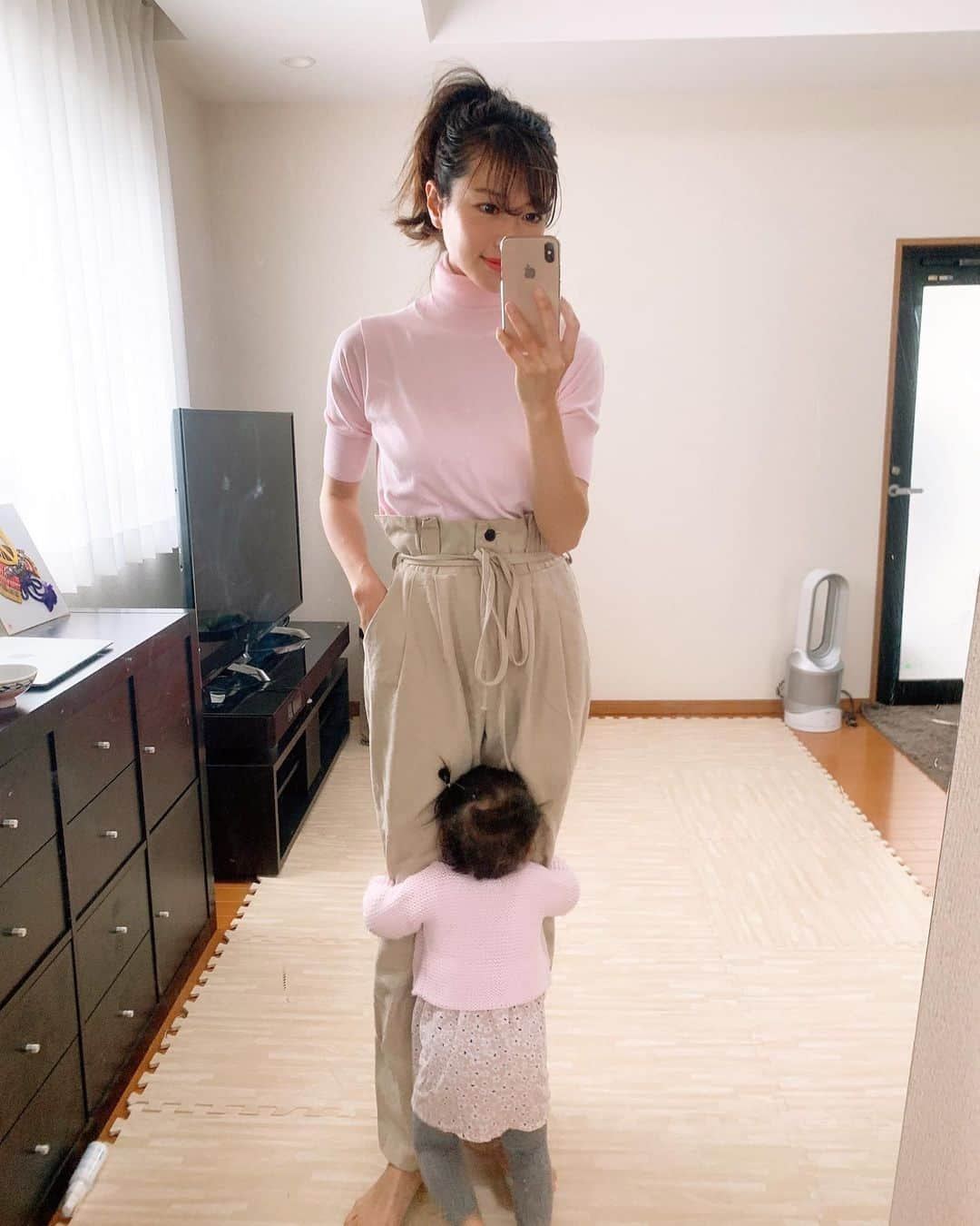 ayu kagawaさんのインスタグラム写真 - (ayu kagawaInstagram)「ひっつき虫👶🏻🌸 ピンクで合わせてました🌸 実は息子も😚 お袖が気にならないから家事もしやすいわ✌️✨ #fashion#mamafashion #baby#babyfashion #stayhome」4月25日 16時30分 - ayuyunyun