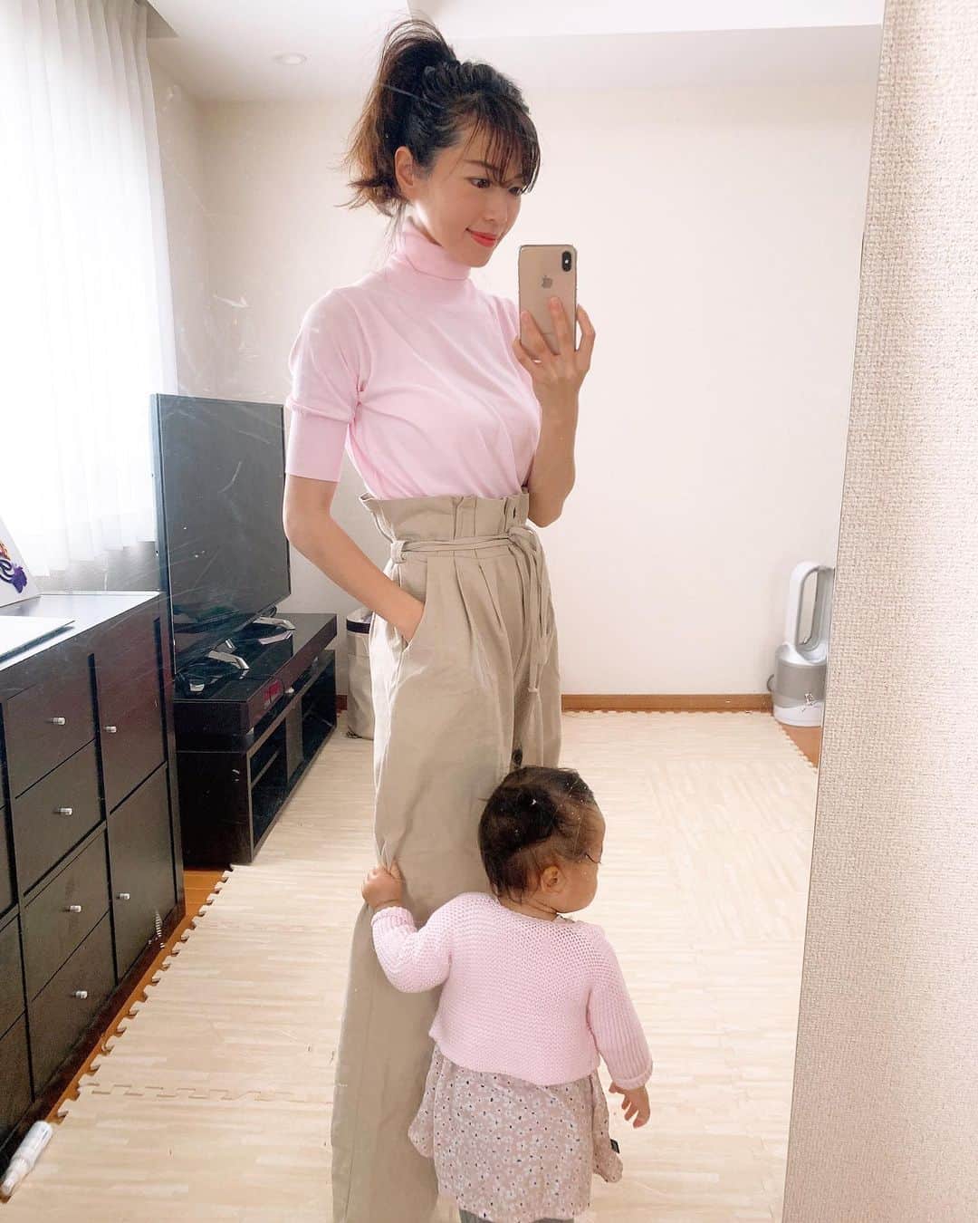 ayu kagawaさんのインスタグラム写真 - (ayu kagawaInstagram)「ひっつき虫👶🏻🌸 ピンクで合わせてました🌸 実は息子も😚 お袖が気にならないから家事もしやすいわ✌️✨ #fashion#mamafashion #baby#babyfashion #stayhome」4月25日 16時30分 - ayuyunyun