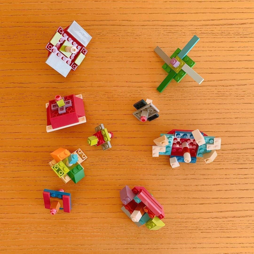 森貴美子さんのインスタグラム写真 - (森貴美子Instagram)「LEGOで遊び尽くし、余ったブロックでコマづくり。　 製作アイディアが💡子どもならでは😎✨その頭の柔らかさが羨ましい🧚‍♀️ ・ ・ ・ #おうちあそび  #LEGO #レゴ  #レゴブロック　#娘作　#딸  #집놀이 #레고」4月25日 16時31分 - morikimi_morikimi
