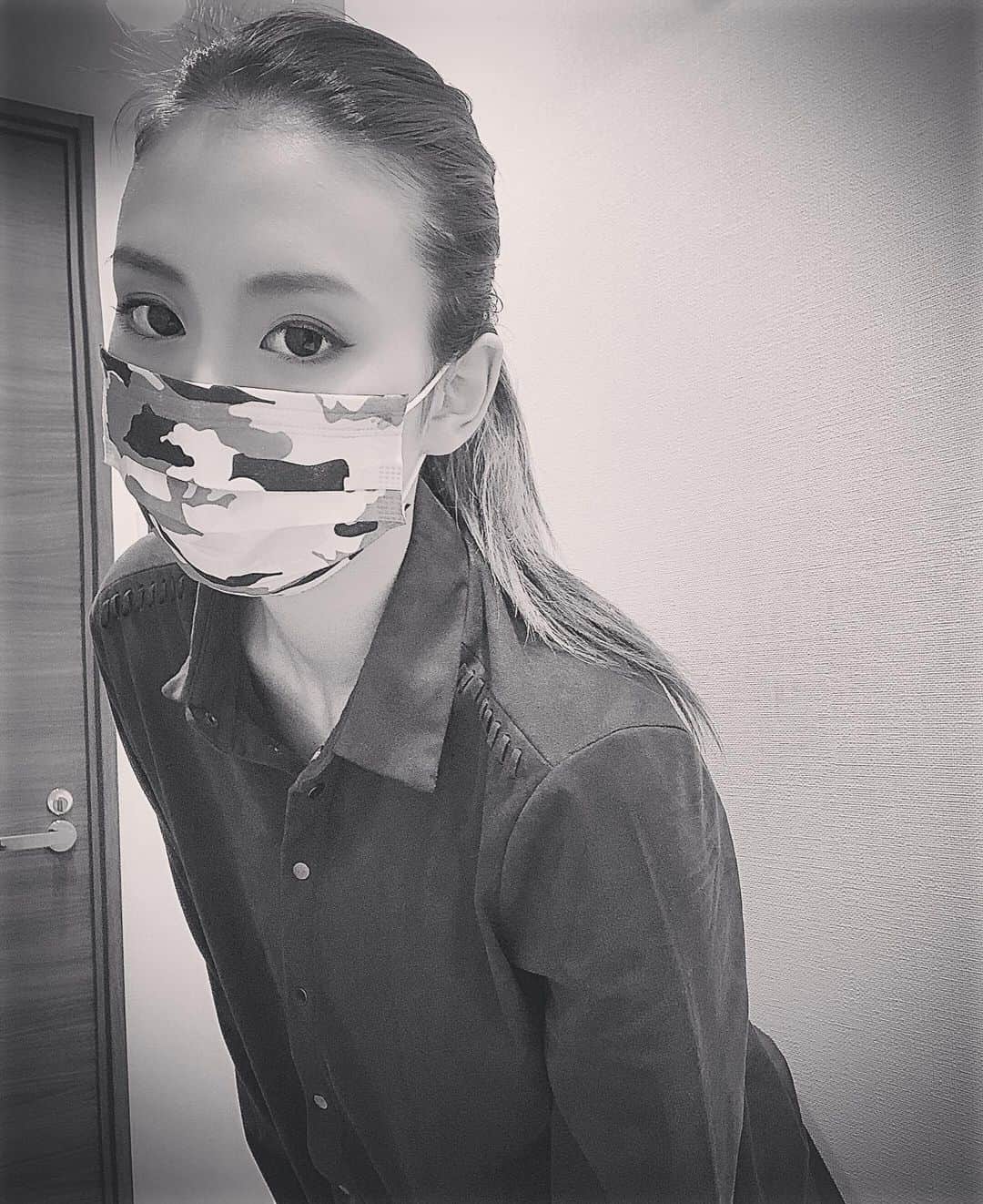 矢吹世奈のインスタグラム：「・ 参考になったか分からないメイクライブ 私は楽しかったです😬💄❤️🖤 見てくださった方 ありがとうございました。 この期間はお化粧することが 貴重やから写真撮りがち🤳 かわいいマスクもつけてみた💚🖤 はやくお出かけしたいね！ #instalive#インスタライブ#Instagram#makeup#メイクライブ#迷彩#マスク#selfie#自撮り#stayhome#staytokyo#ステイホーム週間」