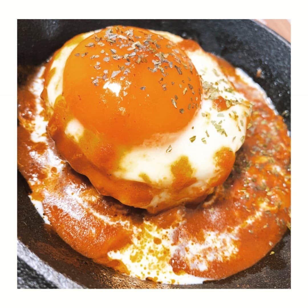 平原歩のインスタグラム：「目玉焼きのせ 煮込みチーズハンバーグ🌱  #ハンバーグ #煮込みハンバーグ#レシピ #カフェごはん #料理#cooking #おうち時間」
