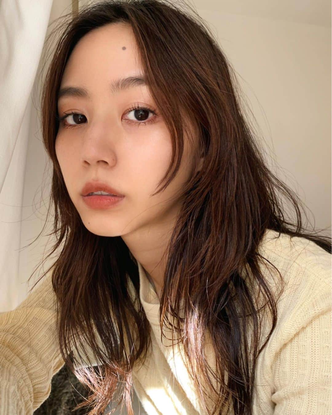 Shiho Sasakiのインスタグラム：「insta liveの時のお家make💄 最近はフルでしっかりメイクするというよりは ナチュラルにアイライン無しのメイクが多いです💎 着てたTOPSもストーリーにリンク貼りました⭕️ liveで使用したコスメも後でUPするね✨ #stayhome#makeup#MOUSSY」