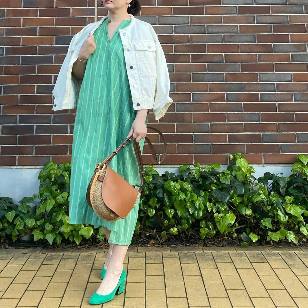 kawakami momokoさんのインスタグラム写真 - (kawakami momokoInstagram)「@ticca_tokyo  さんとコラボしたワンピ @magaseek  で販売中。日曜まで2000円オフのクーポン出てるよ❤️ 夏の日差しに似合うグリーン。 早くこれ着てお出かけしたいな。 ジャケット　@elendeek #elendeek #エレンディーク ワンピ　@ticca_tokyo #ticca #ティッカ パンプス　@pierrehardy #pierrehardy #ピエールアルディ バッグ　@loewe #ロエベ　#loewe」4月25日 16時39分 - momoko.kawakami.29