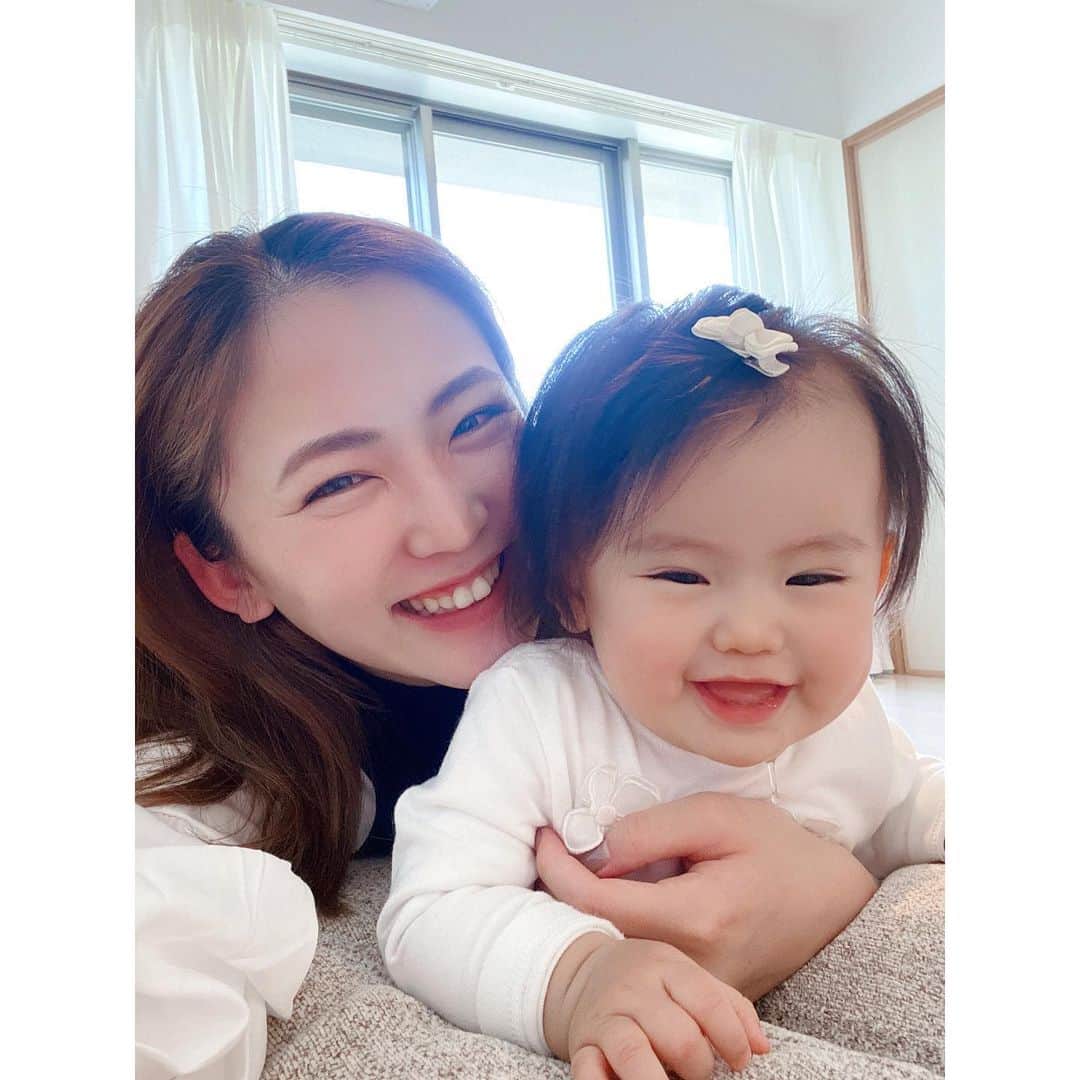 姫野れみさんのインスタグラム写真 - (姫野れみInstagram)「9ヶ月になった娘と👧🏻\♪♪/ 1人遊びを夢中にやるようになったり たくさん寝て ご飯も残さずモリモリ食べて つかまり立ちにマネっこ...たまりません♡ ・ #baby #girl #babygirl #9months #9ヶ月 #赤ちゃん #ベビー #女の子ベビー #女の子 #ベビフル #ベビー服 #ベビモ  #赤ちゃんのいる生活 #べびすたぐらむ」4月25日 16時43分 - remi___08