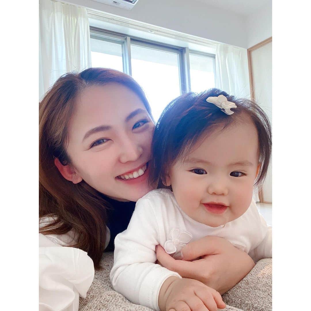 姫野れみさんのインスタグラム写真 - (姫野れみInstagram)「9ヶ月になった娘と👧🏻\♪♪/ 1人遊びを夢中にやるようになったり たくさん寝て ご飯も残さずモリモリ食べて つかまり立ちにマネっこ...たまりません♡ ・ #baby #girl #babygirl #9months #9ヶ月 #赤ちゃん #ベビー #女の子ベビー #女の子 #ベビフル #ベビー服 #ベビモ  #赤ちゃんのいる生活 #べびすたぐらむ」4月25日 16時43分 - remi___08