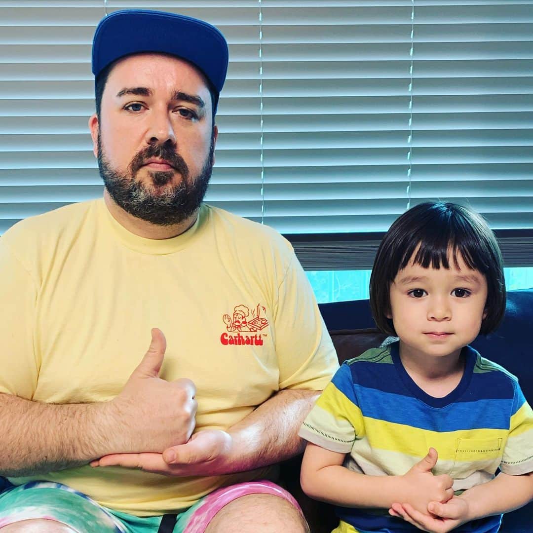 サム・ハミントンのインスタグラム：「안녕하세요!  @pororotv_official #덕분에챌린지  지목을 받았습니다! 윌리엄을 이런 얘기 듣고 바로 첼린지 참석 하자고 했어요.  코로나19의 위기 속에서 해밍턴즈를  #의료진덕분에 안전하게 잘 지내고 있어요.  여러분들 힘들고 심심한것 우리 모두다 공감 한데요. 그렇지만 우리 지금 이렇게 버틸수있는 이유 하나가 매일 나가서 열심히해 주는 의사선생님 간호사선생님께  우리 모두 #덕분에챌린지 를 통해 고마운 마음을 함께 전해 봅시다! “국민의 안전을 위해 코로나19와 맞서 싸우는 의료진 여러분 #고마워요. 의료진 여러분 #덕분입니다. 해밍턴즈도  끝까지 #응원할게요  _ 해밍턴즈 #덕분에챌린지 다음 지목은!  윌리엄 하고 벤틀리 너무 사랑하는 572이 삼촌 @samokyere1  늘 유튜브에서 재밌게 보고있는 조쉬 삼촌 @koreanenglishman  그리고 노래 진짜 잘 하는 에릭 삼촌 @ericnam  _ 우리 친구들도 코로나 예방수칙을 잘 지켜서, 안전한 대한민국을 함께 만듭시다!  첫째, 비누로 30초 이상 꼼꼼하게 손씻기! 둘째, 기침할 땐 옷소매로 가리기! 셋째, 외출할 땐 마스크를 꼭 착용하기!  잘 지킵시다! ❤️❤️ _  #덕분에챌린지 #의료진덕분에 #국민덕분에 #덕분에캠페인」