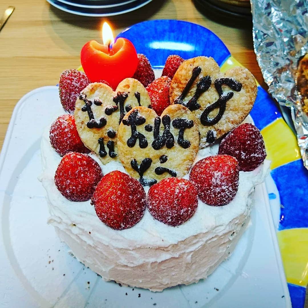 鈴木おさむさんのインスタグラム写真 - (鈴木おさむInstagram)「今日、４月25日、48歳になりました！ちなみに、ミヤゾンも同じ誕生日！ 毎年、友達とかに誕生日会を開いてもらうのですが、今年は開かず！ 妻が誕生日ケーキを頼んでくれて、さきほど、取りにいき、家族の誕生日会！ 誕生日ケーキのお店が、なんとピザも作ってくれまして！ めちゃくちゃうまい！ ケーキ、中がチョコ味。めちゃくちゃうまい！  去年の今頃は、一年後が、こんなことになるなんて思うわけもなく。  でも、この誕生日は、一生忘れることない誕生日になります。 毎日を 噛みしめて、生きましょう。  妻と息子よ ありがとう！」4月25日 16時45分 - osamuchan_suzuki