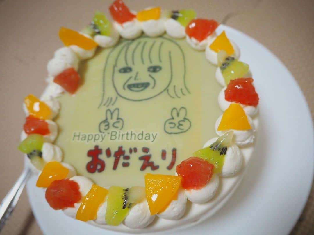 小田えりなさんのインスタグラム写真 - (小田えりなInstagram)「🎂 今日4月25日、23歳になりました！！！ずっと家にいて画面の中の文字でたくさん祝っていただけて、それだけでも嬉しかったのに、SHOWROOM配信アプリでたくさんのメンバーに祝ってもらえて顔面も久しぶりに対面できて、なんかそういう気持ちがとても嬉しくてずっと涙です！そんな良い人じゃないのに、みんな褒めてくれて言葉をたくさんくれて…ありがとう😢ほんとに感動した😱  ケーキの似顔絵、、これ吉川七瀬の描いたやつ…泣いててあんまり気づかなかったけど歯ならびいいね！！！😢 ありがとー！！」4月25日 16時54分 - odenchannn