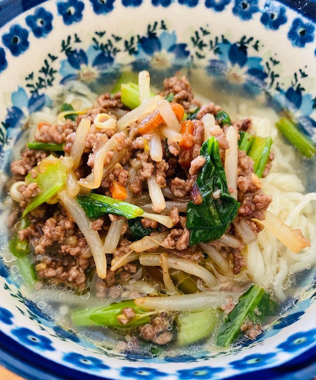 中村祥子さんのインスタグラム写真 - (中村祥子Instagram)「免疫力を高めるためにも、そして 美味しいものを食べて幸せ笑顔☺️😆が 自然と湧きでてくるように✨🍀 @slcreations_official の食材や調味料に助けられながら、そしていろんな方々のアイデアを真似させて頂きながら、新しいメニューに挑戦👍👍手抜きの日も、 もちろんあるけれど😂そんな時は男飯💪💪野菜をたくさん食べてほしいと思うとよく食べる炒飯を作るけれど、どうも味付けが… 🤔皆さんは、どのような味付けをされますか？ #栄養#美味しさ#考える#挑戦#味付け」4月25日 16時54分 - shoko_officialpage