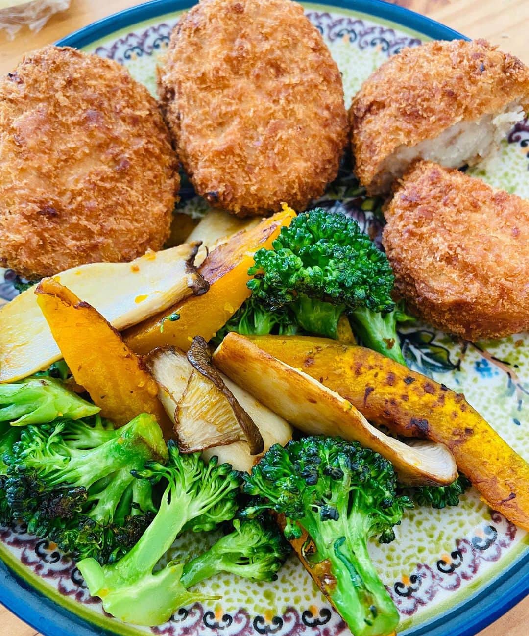 中村祥子さんのインスタグラム写真 - (中村祥子Instagram)「免疫力を高めるためにも、そして 美味しいものを食べて幸せ笑顔☺️😆が 自然と湧きでてくるように✨🍀 @slcreations_official の食材や調味料に助けられながら、そしていろんな方々のアイデアを真似させて頂きながら、新しいメニューに挑戦👍👍手抜きの日も、 もちろんあるけれど😂そんな時は男飯💪💪野菜をたくさん食べてほしいと思うとよく食べる炒飯を作るけれど、どうも味付けが… 🤔皆さんは、どのような味付けをされますか？ #栄養#美味しさ#考える#挑戦#味付け」4月25日 16時54分 - shoko_officialpage