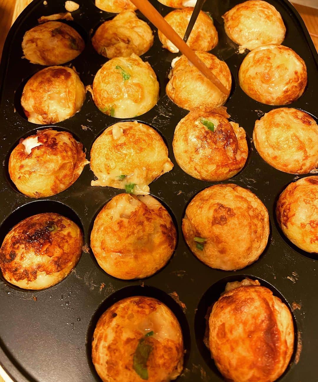 中村祥子さんのインスタグラム写真 - (中村祥子Instagram)「免疫力を高めるためにも、そして 美味しいものを食べて幸せ笑顔☺️😆が 自然と湧きでてくるように✨🍀 @slcreations_official の食材や調味料に助けられながら、そしていろんな方々のアイデアを真似させて頂きながら、新しいメニューに挑戦👍👍手抜きの日も、 もちろんあるけれど😂そんな時は男飯💪💪野菜をたくさん食べてほしいと思うとよく食べる炒飯を作るけれど、どうも味付けが… 🤔皆さんは、どのような味付けをされますか？ #栄養#美味しさ#考える#挑戦#味付け」4月25日 16時54分 - shoko_officialpage